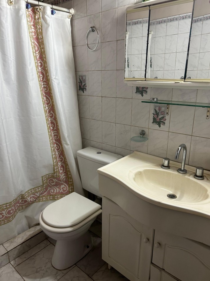 En venta casa de 2 dormitorios en esquina V. Lopez y La Selva, Punta Indio